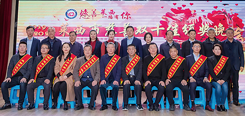1606783887816606.jpg 市领导与十佳单位合影新.jpg