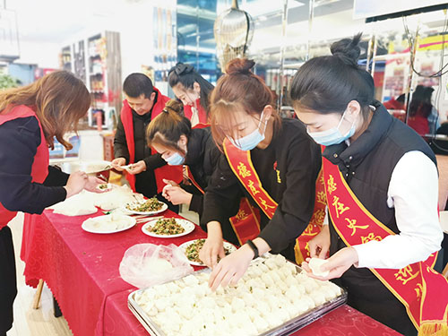 德庄火锅志愿者们正在包水饺。.jpg