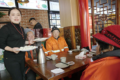 金汤鱼水饺店经理为环卫工人端上热腾腾的水饺。.jpg