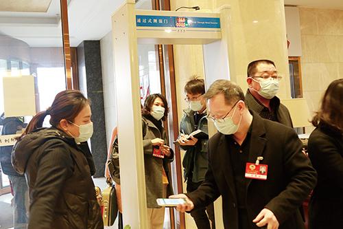 政协委员们依次步入会场接受体温检测并出示健康通行码。.jpg