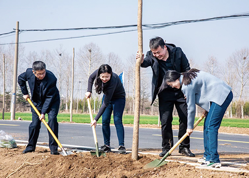3月12日，院上镇干部职工，在院水路沿线开展义务植树活动。.jpg