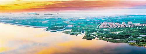 湖畔晨辉  摄影 王子光（作者系市摄影家协会会员）.jpg