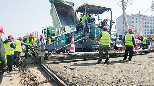 G204莱西段改建工程开始底基层试验段摊铺.jpg