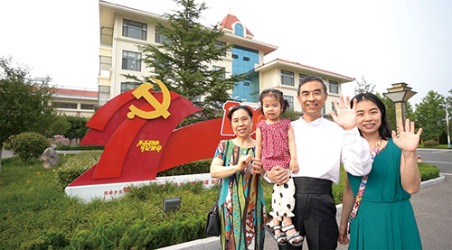 1625185105314155.jpg 市委党校会议中心布置了鲜花绿植和主题雕塑,营造奋进新征程、创造新奇迹、展现新气象的浓厚氛围。 (2).jpg