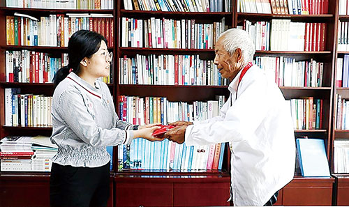 1625185120442455.jpg 7月1日一大早,山东莱西市姜山镇葛岭三自然村82岁的老党员孙斗章,佩戴着“光荣在党50年”纪念章,来到市委组织部上交特殊党费两万八千元。.jpg