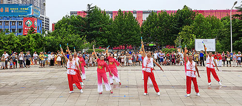 1625185136760219.jpg 群众自发通过广场舞庆祝建党一百周年.jpg