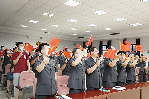 1625185150936900.jpg 市法院的大会议室里红旗飘飘、红歌阵阵,全院干警齐聚一堂,在庆祝“中国共产党成立100周年”歌咏会上,用嘹亮而又饱含深情的歌声表达对党的深情礼赞。.jpg