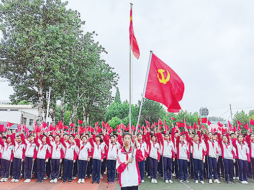 1625185170993864.jpg 莱西四中举行庆建党100年主题教育升旗仪式。.jpg