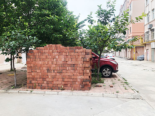 1625706969431680.jpg 3百乐二园单元楼下放置了很多砖,存在安全隐患。.jpg
