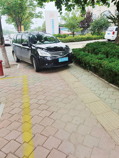 1625707007315108.jpg 3万福馨苑南门门口人行横道上车辆随意停放.jpg