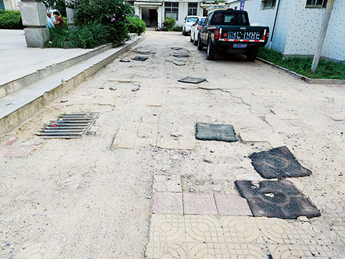 百盛花园小区路面.jpg