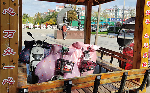 1636592017608752.jpg 凉亭内停满电动自行车.jpg