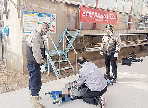 近日，市卫生计生综合监督执法局联合青岛永昌因特皮革有限公司开展了急性职业性硫化氢中毒演练,进一步提升劳动者职业性中毒防范能力，提高岗位员工应急处理和救援能力。.jpg