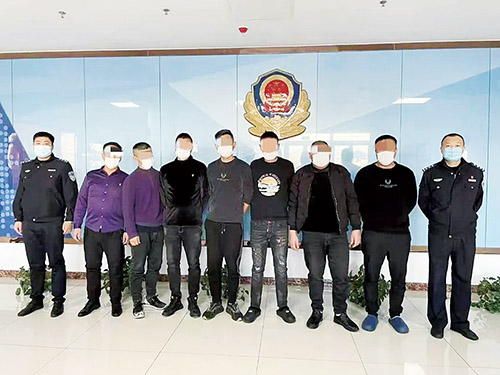 1642469188508559.jpg 雷霆出击查获聚众赌博人员.jpg