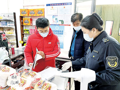 1643683000838402.jpg 坚守执法一线,护航春节期间食品安全.jpg