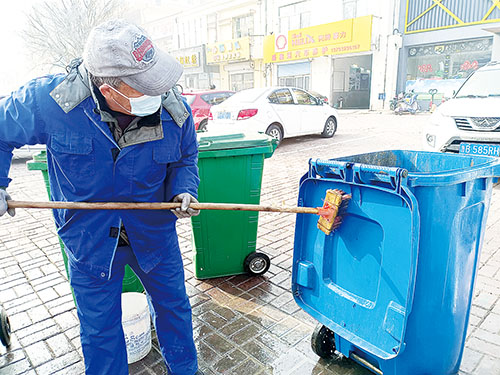 1643683029957527.jpg 春节坚守的环卫工只为给大家一个“干净年”.jpg