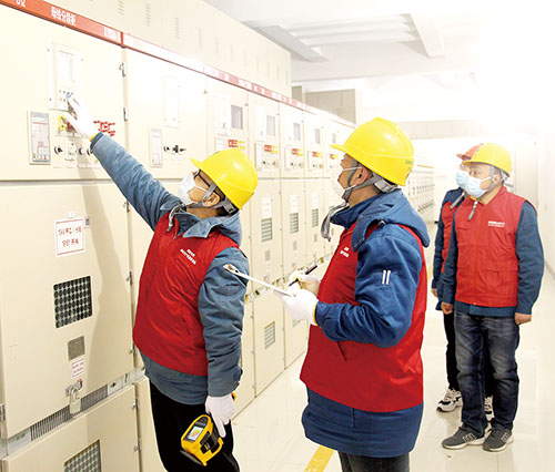 1643683071252543.jpg 供电人精心坚守只为万家灯火更明亮.jpg