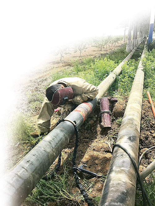 1655425651993992.jpg 工作人员开展大管线建设保障供应。.jpg