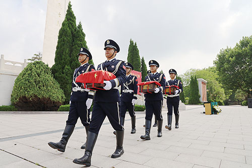 1658794292839286.jpg 刘英贤、柳国军、刘喜财烈士骨灰盒迁入我市烈士陵园。.jpg