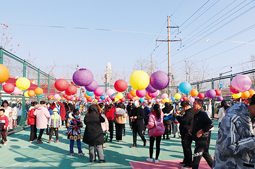 1677724917763226.jpg 3姜山镇举办的元宵猜灯谜活动吸引了不少工业园内的职工前来参加。.jpg