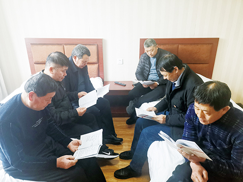 1677724943943066.jpg 3新村、网格党支部书记和自然村负责人在2023年“突破姜山”高质量发展百名村党组织书记素质提升培训班中,利用休息时间学习政策。.jpg