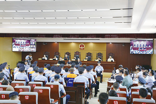 1706930305919277.jpg 市法院——8月24日,公开开庭审理李某德等22人涉黑案.jpg