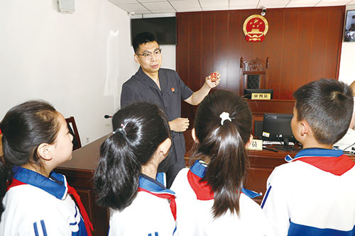 1706930406814776.jpg 市法院——5月31日,开展“法院开放日”暨青少年“模拟法庭”活动.jpg