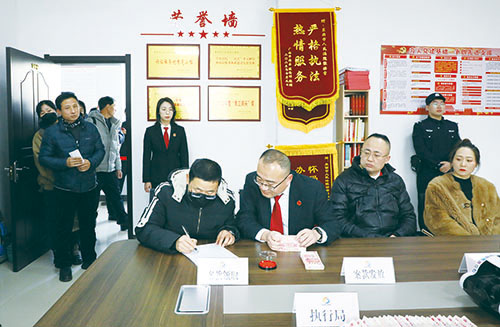 1706930432134008.jpg 市法院——12月26日,市法院欠薪纠纷工作站为37名职工发放160万元工资执行款.jpg