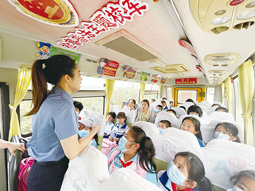 1706938807960669.jpg 检察院—检察官在校车上普法.jpg