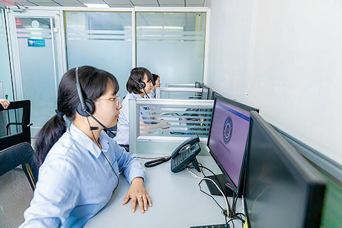 1706944296340853.jpg 医保 图为全媒体综合服务平台工作人员在汇总近期群众咨询问题.jpg