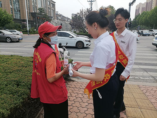 1707032135350192.jpg 农商行 青岛农商银行莱西支行慰问一线工作者.jpg