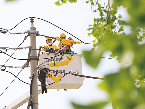 1707099379724344.jpg 电力公司带电作业人员开展电网设施检修工作、.jpg