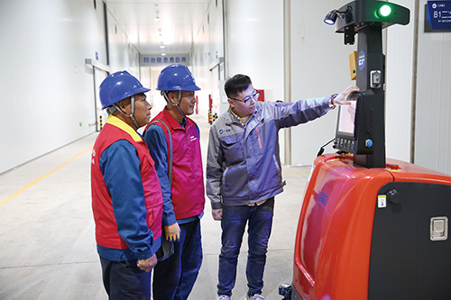 1707099388379779.jpg 电力公司彩虹共产党员服务队队员主动走访重要客户.jpg