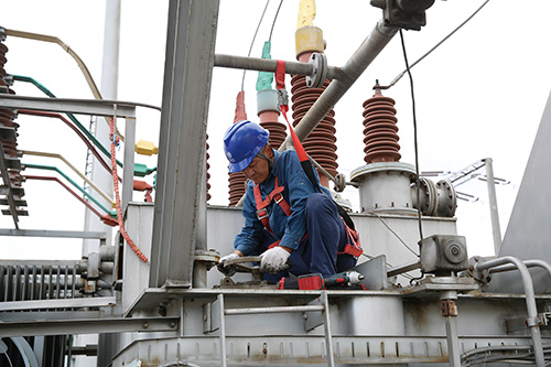 1707099412284952.jpg 电力公司运维人员开展变电站设备检修工作。.jpg