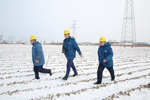 1707099417761390.jpg 电力公司抗寒潮保民生,保障辖区重点输电线路可靠运行。.jpg