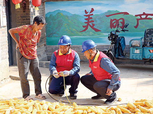 1707099433181048.jpg 电力公司彩虹共产党员服务队队员帮助村民检修用电设施助力美丽乡村振兴.jpg