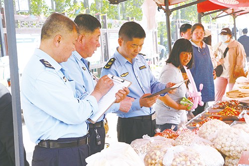 1715043587474453.jpg 2市场监管人员.jpg