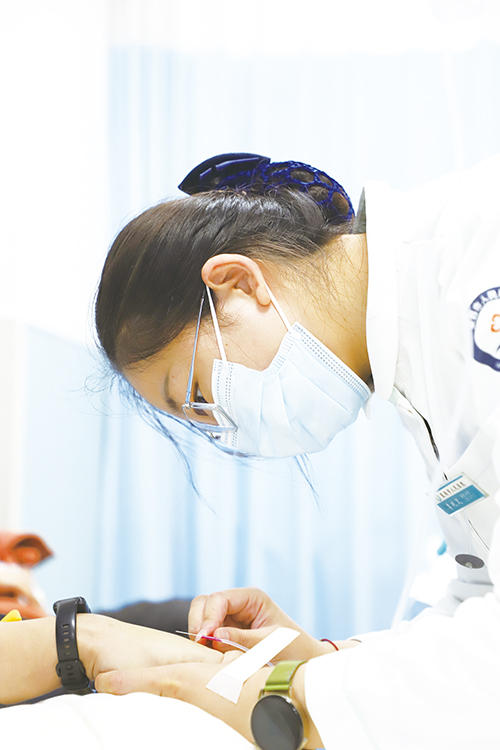 1715043593345271.jpg 2医护人员.jpg