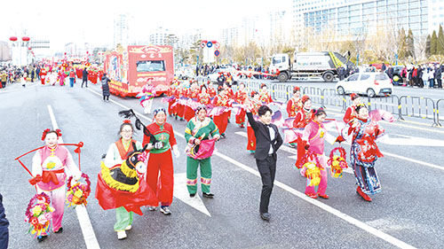 1740098950965196.jpg 301李保寿带领秧歌队参加莱西市元宵节秧歌彩车巡游活动。 赵洪 摄.jpg