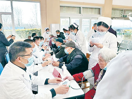 1745284135687827.jpg 302莱西市康馨护理中心工作人员为老人体检。.jpg