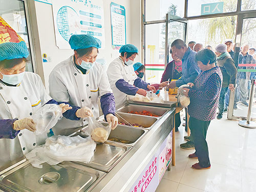 1745284231106078.jpg 301水集街道前车兰泊养老服务站为老人提供助餐服务。.jpg