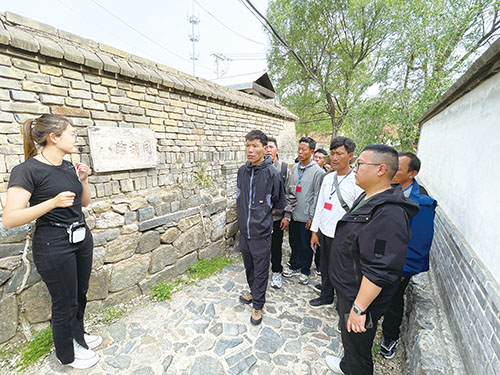 301日喀则市研学团队走进莱西市马连庄镇河崖村“八路胡同”探寻红色记忆汲取奋进力量.jpg