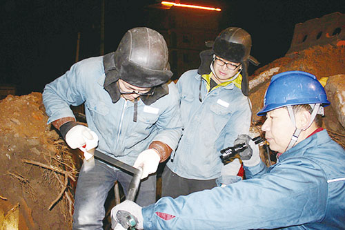 市供电公司寒夜抢修送光明