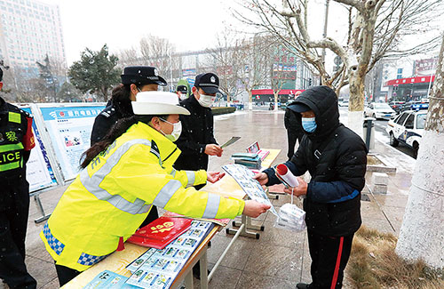 市公安局庆祝“中国人民警察节” 向警旗宣誓